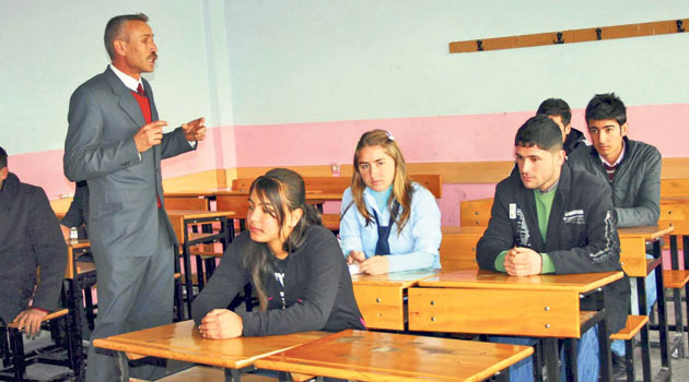 Hizmetli olarak başladı şimdi öğretmenlik yapıyor