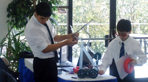 Türk öğrenci robot yarışmasında birinci oldu