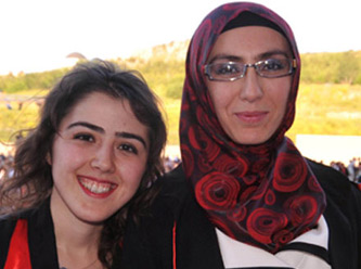 Kızıyla birlikte kazandı, birincilikle bitirdi