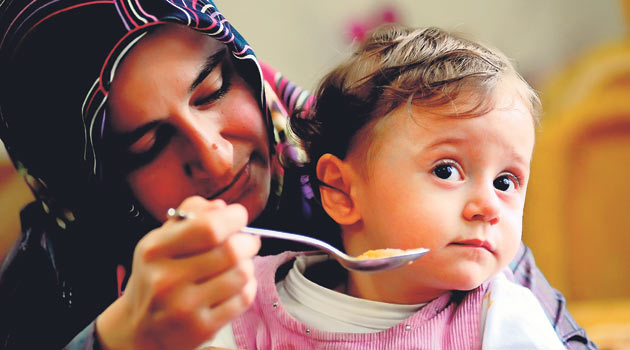 Annenin yedirme ısrarı çocuğu obez yapıyor