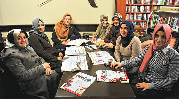 Ders arasında çocuklar için dergi çıkarıyorlar